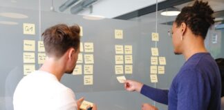 Tablica Kanban staje sie głównym elementem spotkań zespołu - dzięki temu każdy może łatwo sprawdzić co sie dzieje z danym zadaniem.