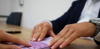 Pożyczka dla zadłużonych wymaga często wypłaty w gotówce, by uniknąć zajęcia komorniczego.