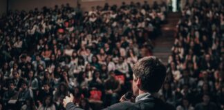 aby podnieść Umiejętności komunikacji należy je ciągle ćwiczyć.