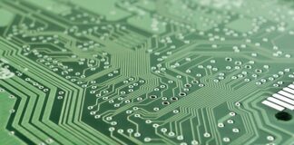 Jaka jest zaletą pracy z systemem kontroli wersji typu Distributed?